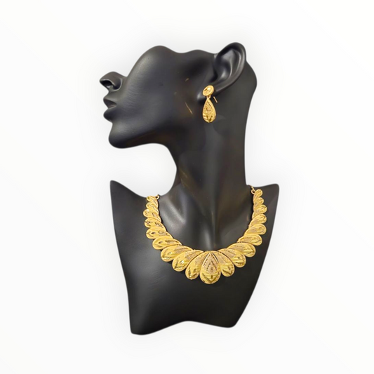 Parure dorée élégante et polyvalente
